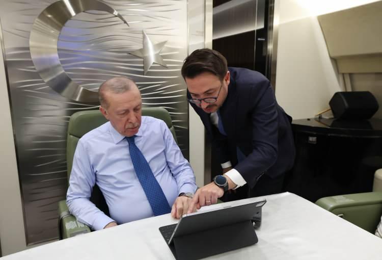 <p><span style="color:#B22222"><strong>OYLAMA</strong></span></p>

<p>AA'nın 2012 yılından bu yana d&uuml;zenlediği yarışmada, bu yıl "Haber", "Doğal Yaşam ve &Ccedil;evre", "Spor" ve "G&uuml;nl&uuml;k Hayat" olmak &uuml;zere 4 ana kategorinin yanı sıra "Gazze: A&ccedil;lık" ve "Portre" başlıklı 2 &ouml;zel kategori yer alıyor.</p>

<p>T&uuml;rk&ccedil;e ve İngilizce altyazıyla d&uuml;nya genelinde yapılan oylamaya katılanlar, istedikleri sayıda fotoğrafa oy verebiliyor.</p>

<p>Oylama "yilinkareleri.aa.com.tr" internet sitesi &uuml;zerinden 15 Şubat Pazar saat 17.00'ye kadar devam edecek.</p>
