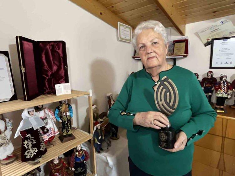 <p><strong>Ankara Beştepe Millet Kongre ve K&uuml;lt&uuml;r Merkezi'nde 20 ocakta d&uuml;zenlenen K&uuml;lt&uuml;r ve Turizm Bakanlığı &Ouml;zel &Ouml;d&uuml;lleri ve Yaşayan İnsan Hazineleri &Ouml;d&uuml;lleri Takdim T&ouml;reni'nde, İzmir'de yaşayan&nbsp;Somut Olmayan K&uuml;lt&uuml;rel Miras Taşıyıcısı 74 yaşındaki Emine Polat, folklorik kitre bebek sanatı dalında &ouml;d&uuml;le layık g&ouml;r&uuml;ld&uuml;.</strong></p>
