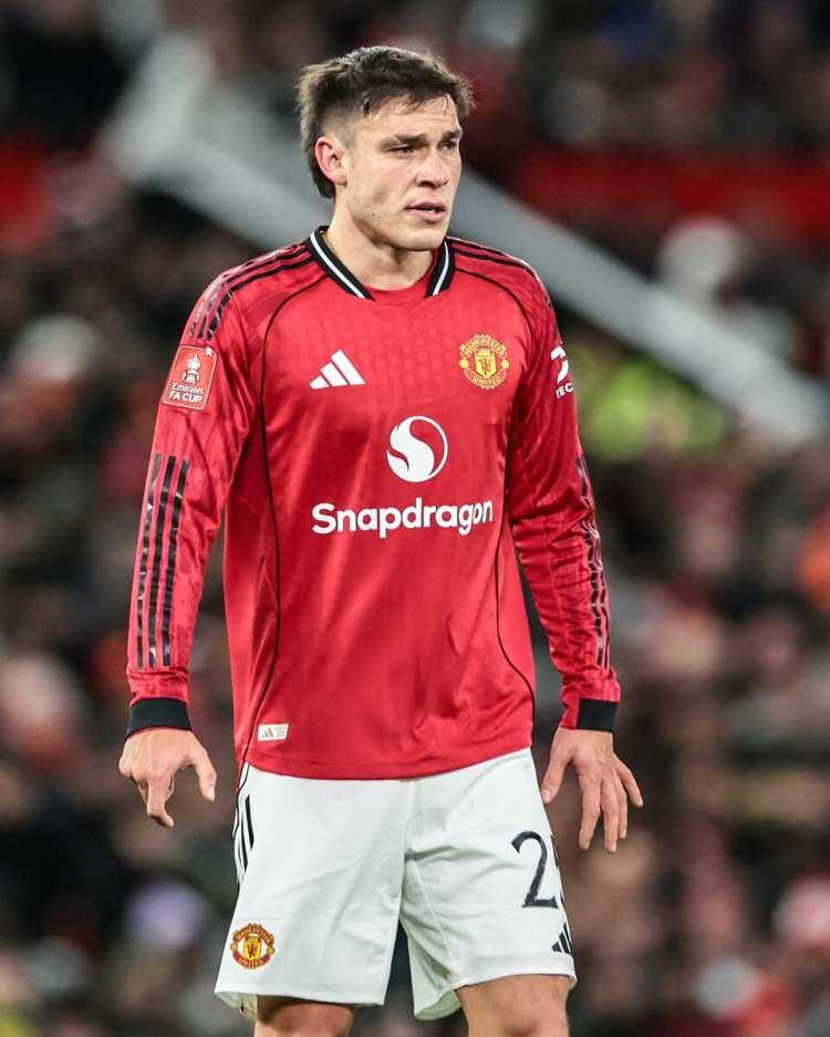 <p>Galatasaray, orta saha transferinde listesindeki isimlerden Manuel Ugarte i&ccedil;in Manchester United'la yeniden g&ouml;r&uuml;şecek. Galatasaray'da teknik ekip ve y&ouml;netimin onay verdiği Uruguaylı oyuncu, maliyetinin uygun olması halinde satın alma opsiyonuyla kiralanacak. (FANATİK)</p>
