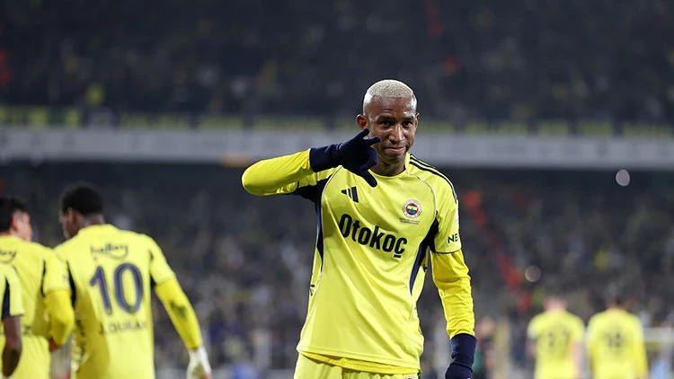 <p>Brezilyalı futbolcunun İstanbul'da &ccedil;ok mutlu olduğunu ve takımda kalmaya devam etmek istediğini y&ouml;netime bildirdiği ifade edildi.</p>
