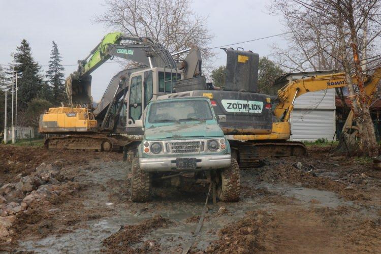 Fıkra gibi olay! 1 arabayı kurtarmaya &ccedil;alışan 3 kep&ccedil;e dibi boyladı