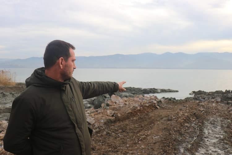 Fıkra gibi olay! 1 arabayı kurtarmaya &ccedil;alışan 3 kep&ccedil;e dibi boyladı