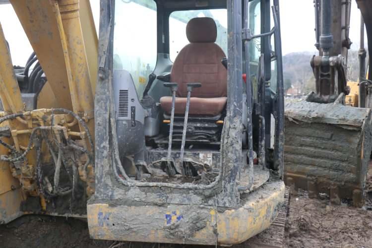 Fıkra gibi olay! 1 arabayı kurtarmaya &ccedil;alışan 3 kep&ccedil;e dibi boyladı