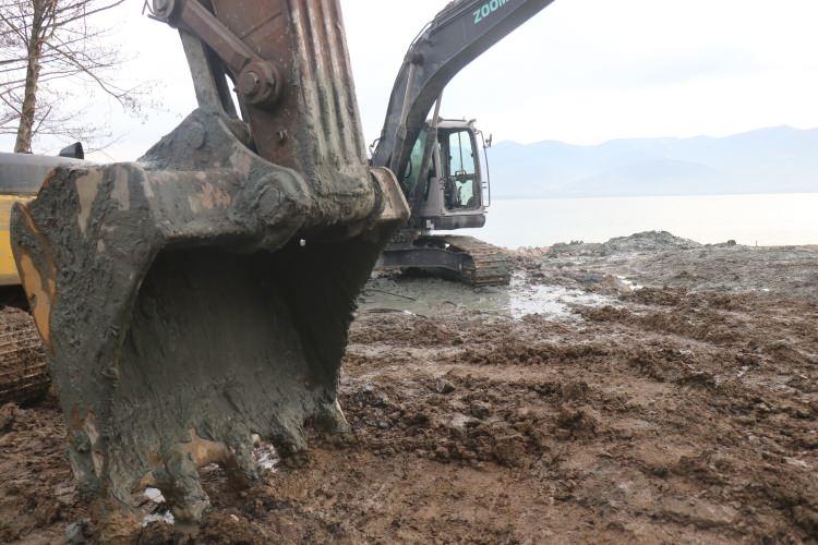 Fıkra gibi olay! 1 arabayı kurtarmaya &ccedil;alışan 3 kep&ccedil;e dibi boyladı