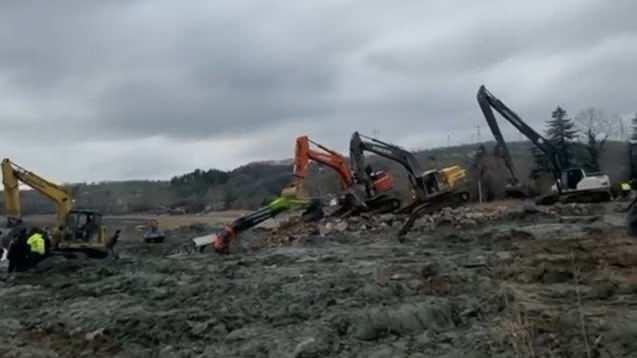 Fıkra gibi olay! 1 arabayı kurtarmaya &ccedil;alışan 3 kep&ccedil;e dibi boyladı