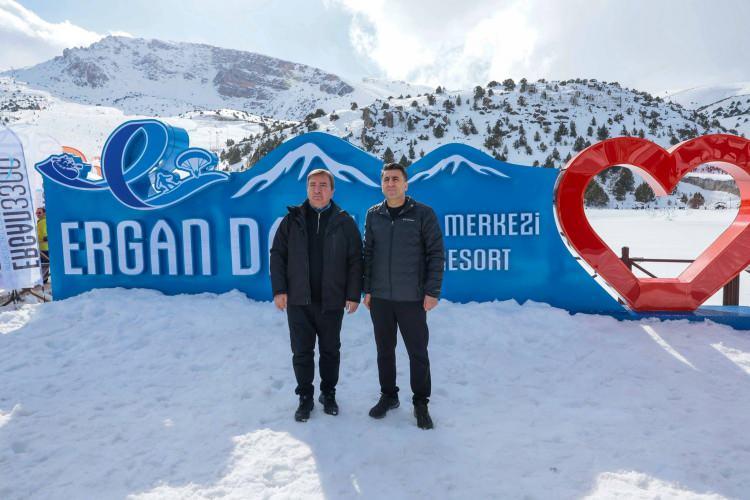 Erzincan'da enteresan d&ouml;ner! Valiler 3200 metrede b&ouml;yle kestiler