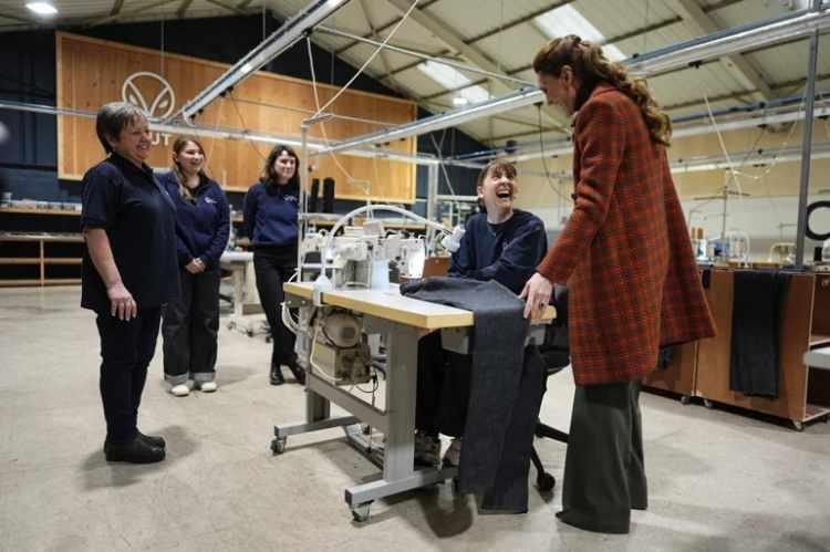 <p><strong>&Ouml;nceki g&uuml;n &ccedil;ıktığı Galler gezisinde halkla bir araya gelen Galler Prensesi, Huit Denim fabrikasını gezerken, mesleklerini &ouml;ğrenen stajyerlerle birlikte dikiş makinesinin başına oturdu.</strong></p>
