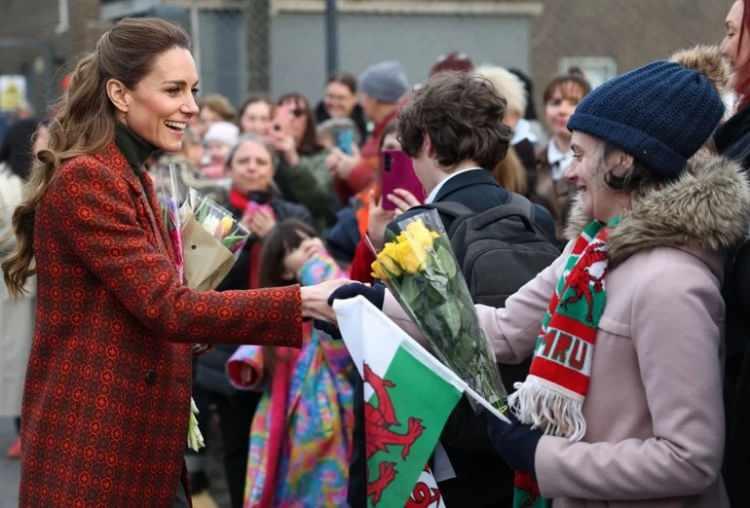 <p><strong>Fabrika ziyareti sonrası kapıda onu bekleyenlerle de tek tek sohbet edip fotoğraf &ccedil;ektiren Kate Middleton'a orada bulunan bir kadın <span style="color:#A52A2A">"Cardigan'da bulunduğunuz i&ccedil;in teşekk&uuml;r ederiz." </span>ifadelerini kullandı.</strong></p>
