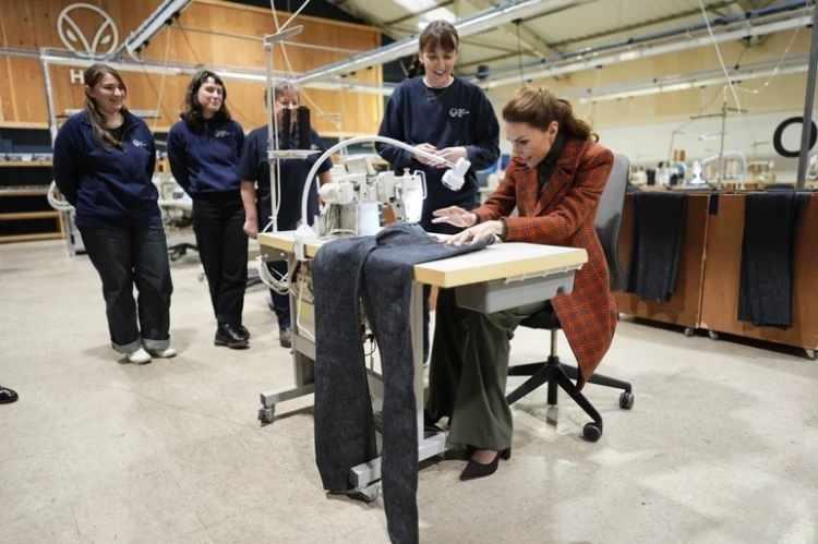 <p><span style="color:#A52A2A"><strong>PRENSE PANTOLON DİKTİ</strong></span></p>

<p><strong>44 yaşındaki g&uuml;zel prenses eşi <span style="color:#A52A2A">'Prens William'</span> i&ccedil;in &ouml;zel bir kot pantolon dikerek maharetini sergiledi ve&nbsp;<span style="color:#A52A2A">"William bu pantolona bayılacak"</span> dedi.</strong></p>
