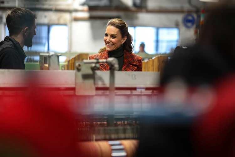 <p><strong>İngiltere basınında yer alan haberlerde, yargılandığı sırada hapishanede &ouml;l&uuml; bulunan milyarder Jeffrey Epstein'le İngiliz kraliyet ailesinden <span style="color:#A52A2A">Kral&nbsp;'Charles&rsquo;ın</span> erkek kardeşi eski prens&nbsp;<span style="color:#A52A2A">'Andrew'</span> ve eski eşi<span style="color:#A52A2A"> 'Sarah Ferguson&rsquo;</span>un bağlantıları da bu s&uuml;re&ccedil;te bir kez daha g&uuml;ndeme gelince aile i&ccedil;in zorlu s&uuml;re&ccedil; tekrar başladı.</strong></p>
