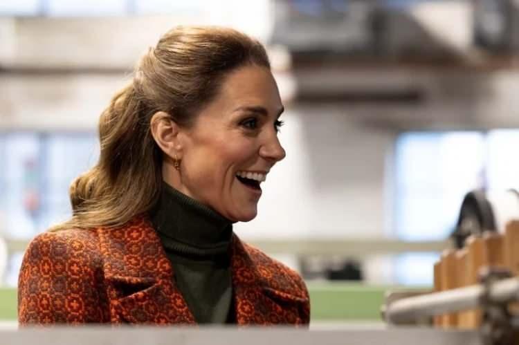 <p><span style="color:#A52A2A"><strong>SKANDALI G&Ouml;LGEDE BIRAKTI</strong></span></p>

<p><strong>Kraliyet ailesi konu hakkında sessizliğe b&uuml;r&uuml;n&uuml;rken Galler Prensesi&nbsp;<span style="color:#A52A2A">'Kate Middleton'</span>, tek başına &ccedil;ıktığı kraliyet gezisinde g&ouml;zleri &uuml;zerine &ccedil;evirerek adeta g&ouml;vde g&ouml;sterisi yaptı.&nbsp;</strong></p>
