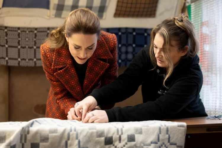 <p><strong>Fabrikada &ccedil;alışanların kısa s&uuml;rede sevgisini kazanmayı başaran prensese personeller <span style="color:#A52A2A">"&Ccedil;ok nazik, ilgili ve sevgi dolu"</span> yorumunu yaptı.</strong></p>
