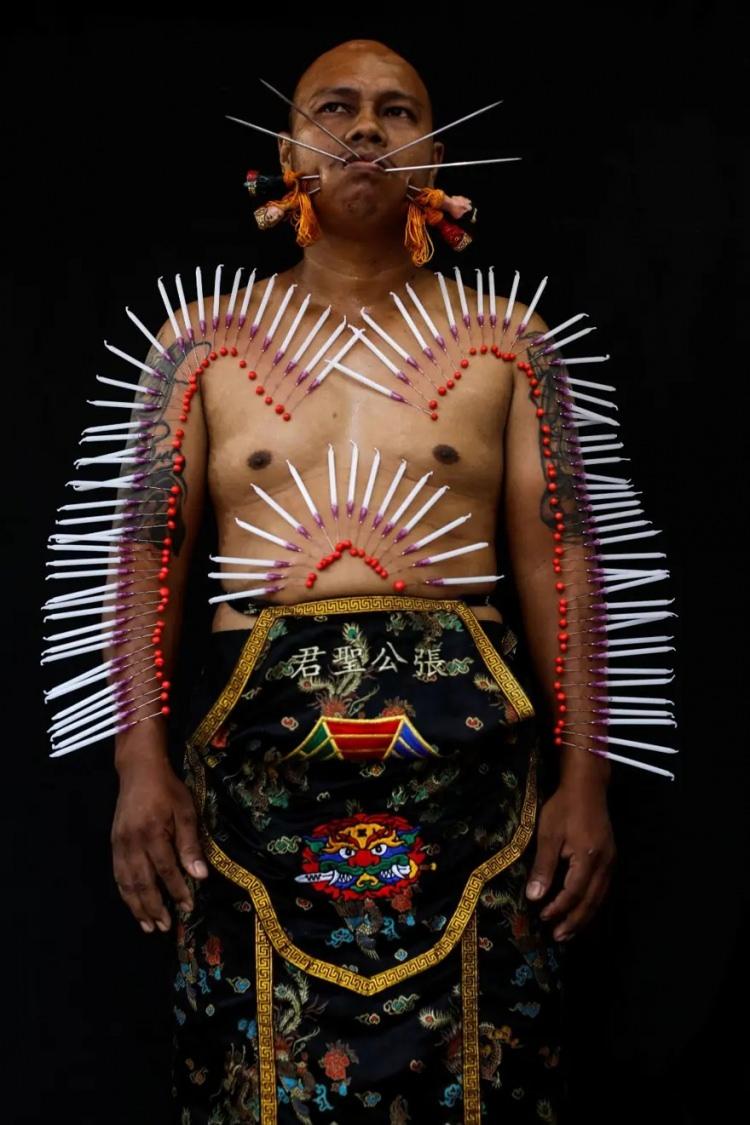 <p>İsmi sizi yanıltmasın, bu festival sebzelerle alakalı değil.</p>

<p>Bu festival boyunca insanlar 9 g&uuml;n et t&uuml;ketiminden ka&ccedil;ınıyorlar. Bazılarınız i&ccedil;in bu kulağa k&ouml;t&uuml; gelebilir.</p>

<p>Fakat olaylar &ccedil;ok daha k&ouml;t&uuml;leşiyor:</p>

<p>Hayvanları onurlandırmak i&ccedil;in keskin objeleri yanaklarından ve ağızlarından i&ccedil;eri sokuyorlar!</p>

<p>&nbsp;</p>
