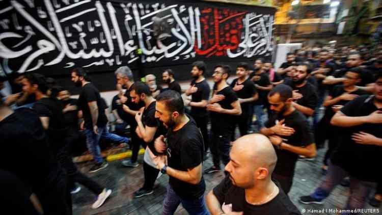 <p><strong>KENDİNİ KAM&Ccedil;ILAMA</strong></p>

<p>Aşure G&uuml;n&uuml;, Sunni ve Şiiler i&ccedil;in oru&ccedil; ve kutlama g&uuml;n&uuml;d&uuml;r. Fakat, Şii M&uuml;sl&uuml;manlar yas g&ouml;stergesi olarak t&uuml;yler &uuml;rperten g&ouml;sterilerde bulunurlar. Kişiler kırba&ccedil;, zincir ve hatta kılı&ccedil; kullanarak kendi başlarına sert&ccedil;e vururlar.</p>

<p>&nbsp;</p>
