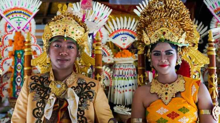 <p><strong>YENİ EVLİLERE TUVALET YASAĞI</strong></p>

<p>Borneo'da Tidong Kabilesi yeni evlilerin &uuml;&ccedil; g&uuml;n, &uuml;&ccedil; gece boyunca tuvalete gitmelerini yasaklayan eski, sıkı bir d&uuml;ğ&uuml;n geleneğini izliyor. Bu s&uuml;re&ccedil; boyunca &ccedil;ift &ccedil;ok yakından izleniyor ve bu uygulamanın onlara hayatlarının geri kalanında şans getireceğine inanılıyor.</p>

<p>&nbsp;</p>

<p>&nbsp;</p>
