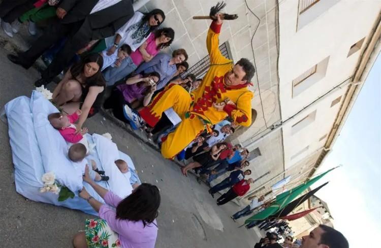 <p>İspanya'da El Colacho adı verilen festivalde şeytan gibi sarı kırmızı giyinmiş adamlar insanları k&uuml;&ccedil;&uuml;k d&uuml;ş&uuml;rerek ve kırba&ccedil;layarak sokaklarda koşuyorlar. Bu sırada yeni doğan bebekler sokaklara yataklar &uuml;zerinde konuluyor ve bu adamlar &uuml;zerlerinden atlıyorlar. İnanışa g&ouml;re bu etkinlik bir zamanlar şeytanın &uuml;stesinden gelmeyi sembol eden Hıristiyanlıkla karışmış bir doğurganlık seramonisiymiş.</p>

<p>&nbsp;</p>
