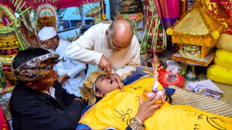 <p><strong>İNSAN DİŞİ T&Ouml;RP&Uuml;LEME</strong></p>

<p>Bali'de insanları hayvansal &ouml;zelliklerinden arındırmak i&ccedil;in Hindu bir rahip, &ouml;zellikle k&ouml;pek dişleri olmak &uuml;zere, insanların dişlerini t&ouml;rp&uuml;l&uuml;yor. Bu &ccedil;ocukluktan yetişkinliğe ge&ccedil;iş i&ccedil;in bir t&ouml;ren sayılıyor ve insanın vahşi taraflarını yumuşattığı d&uuml;ş&uuml;n&uuml;l&uuml;yor. Bu rit&uuml;elin tarihi M.&Ouml;. 5. y&uuml;zyıla kadar uzanıyor.</p>

<p>&nbsp;</p>
