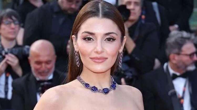 <p><strong>Ge&ccedil;tiğimiz aylarda İngilizcesi ile sosyal medyada dalga konusu olan Hande Er&ccedil;el,&nbsp;muhabirin <em><span style="color:#800080">"İngilizceniz A seviyeye ge&ccedil;ene kadar yurt dışına gitmeye devam mı?"&nbsp;</span></em> sorusuna tepkili bir yanıt verdi.</strong></p>
