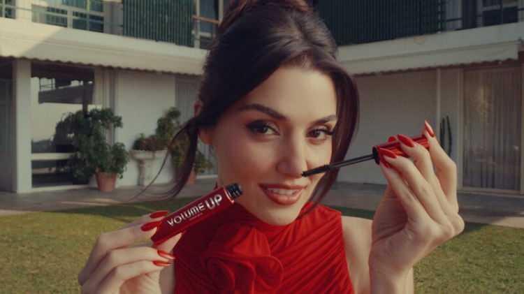 <p><strong>Son d&ouml;nemin en pop&uuml;ler oyuncularından biri olan Hande Er&ccedil;el, gerek yer aldığı projelerde gerekse katıldığı uluslararası davetlerle adından sık&ccedil;a s&ouml;z ettiriyor.</strong></p>
