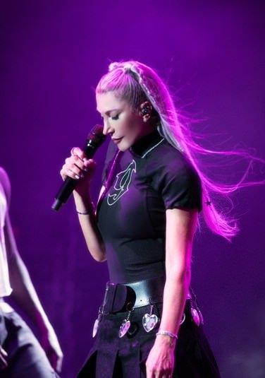 <p><span style="color:#FF0000"><strong>"HASTALIĞIMI GİZLEDİM"</strong></span></p>

<p><strong>Tedavi s&uuml;recine b&ouml;ylelikle adım atan &uuml;nl&uuml; isim, hastalığını ilk etapta annesi ve oğluyla paylaşmadığını s&ouml;yleyerek, şu ifadeleri kullandı:</strong></p>

<p><strong>"Hastalığımı annem ve oğluma s&ouml;ylemedim. Par&ccedil;a alındı, doktorum, &lsquo;Ameliyat olacaksın&rsquo; dedi. Ardından &lsquo;Buraya silikon koymamız gerekiyor&rsquo; dediğinde &lsquo;Benim i&ccedil;in &ouml;nemli değil&rsquo; dedim. Ama o, bunun daha doğru olacağını s&ouml;yledi. Ben de &lsquo;Siz nasıl uygun g&ouml;r&uuml;yorsanız &ouml;yle yapın. &Ccedil;&uuml;nk&uuml; benim yapacak &ccedil;ok şeyim var, s&ouml;yleyecek &ccedil;ok s&ouml;z&uuml;m var, oğlum var, sevenlerim var&rsquo; dedim."</strong></p>
