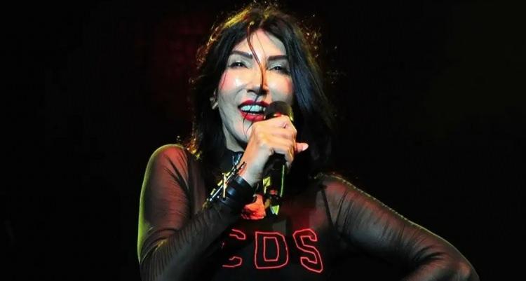 <p><span style="color:#FF0000"><strong>"AMELİYAT SONRASI TAKILAN DRENLERİ ELBİSENİN VATKASINA SAKLADIK"</strong></span></p>

<p><strong>Ameliyat sonrası bir &ouml;d&uuml;l t&ouml;renine katıldığını ifade eden Yener, "Bana &ouml;d&uuml;l verileceği s&ouml;ylendi. Zaten o d&ouml;nemde pandemi vardı, b&uuml;y&uuml;k bir etkinlik yapılmayacağı, sadece ayak&uuml;st&uuml; bir &ccedil;ekim olacağı ve &ouml;d&uuml;l&uuml;n alınacağı ifade edildi. Bunun bana iyi gelebileceğini d&uuml;ş&uuml;nerek hi&ccedil; teredd&uuml;t etmeden kabul ettim. &Uuml;st kata &ccedil;ıkıp giyinme odama girdim. Vatkalı bir ceket arıyordum. Ameliyat sonrası takılan drenleri vatkaların i&ccedil;ine sakladık. O şekilde Altın Kelebek&rsquo;e gittim. O sırada yaşadıklarımı kimse bilmiyordu. &Ccedil;&uuml;nk&uuml; insan bazı şeyleri &ouml;nce kendisi kabullenemiyor." diye konuştu.</strong></p>
