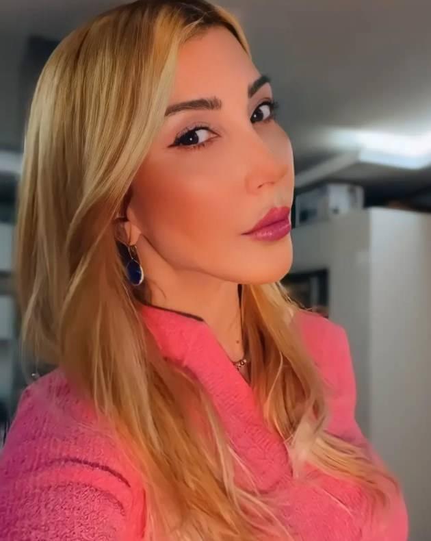 <p><span style="color:#FF0000"><strong>"YERE &Ccedil;&Ouml;KT&Uuml;M H&Uuml;NG&Uuml;R H&Uuml;NG&Uuml;R AĞLADIM"</strong></span></p>

<p><strong>Hastalığı &ouml;ğrendiği anlarda yaşadığı duyguları ilk kez anlatan Yener, "Laboratuvara gittim. Son hasta bendim. Kapıda bekliyorum ama sonu&ccedil; gelmiyor. Ben bir odaya girdim. Hocanın arkası d&ouml;n&uuml;kt&uuml;, &lsquo;felaket&rsquo; dedi. Ben de &lsquo;Benim raporum mu?&rsquo; diye sordum. &lsquo;Siz niye girdiniz&rsquo; dediğinde benim olduğunu anladım. Yere &ccedil;&ouml;kt&uuml;m, ağladım. Hoca, &lsquo;&Uuml;z&uuml;lmeyin, sizi en az 10 yıl yaşatırız&rsquo; dedi. Bir şok daha yaşadım. &lsquo;Yaşım 45, 55&rsquo;te gidiyorum&rsquo; dedim."</strong></p>
