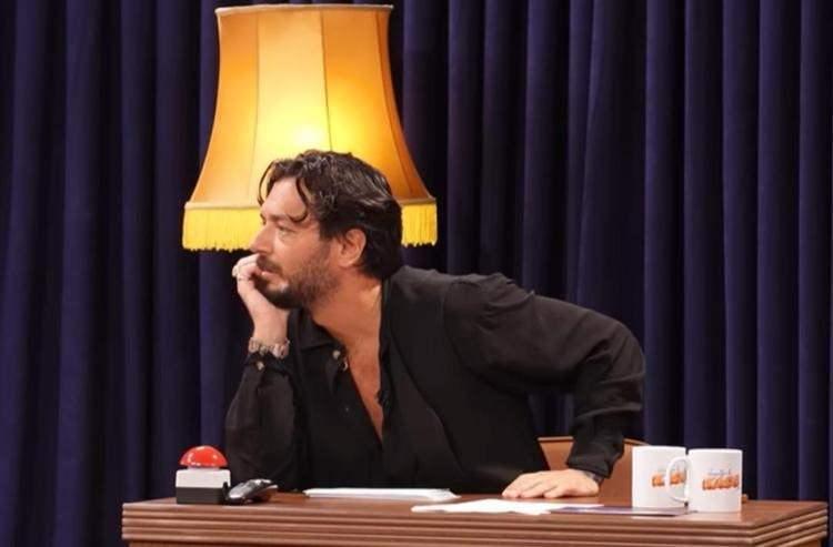 <p><span style="color:#FF0000"><strong>"50 MİLYON EURO, 300 KORUMA İSTİYOR"</strong></span></p>

<p><strong>Ajdar'ın akılalmaz istekleri karşısında b&uuml;y&uuml;k bir şaşkınlık yaşayan Hayrettin, ş&ouml;yle konuştu:</strong></p>

<p><strong>"Ajdar'ı konuk almak istiyorum. 50 milyon Euro istedi. Anında hesabına istiyor. 300 koruma istiyor."</strong></p>
