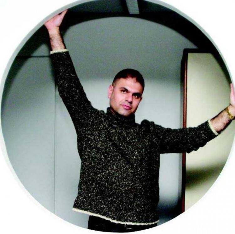 <p><strong>Renkli karakteri, kendine has tarzı ve ilgin&ccedil; şarkılarıyla bir d&ouml;neme damga vuran Ajdar, uzun s&uuml;redir g&ouml;zlerden uzak kalmayı tercih ediyordu.&nbsp;</strong></p>
