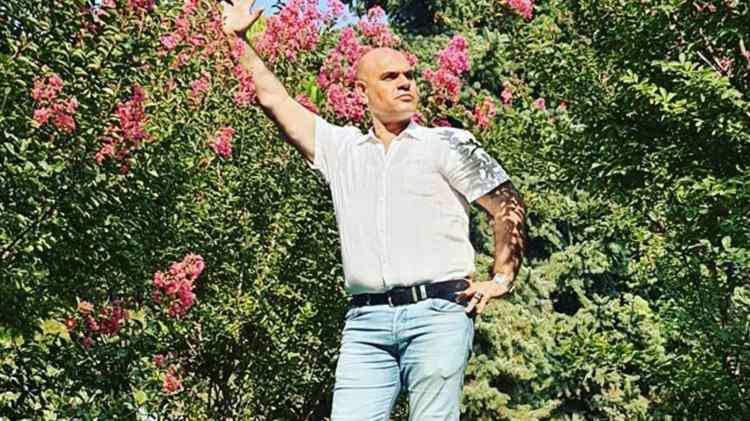 <p><strong>&Uuml;nl&uuml; ismi yakın takibine alan komedyen Hayrettin, Ajdar'ı "Kaos Show" programına davet etmek istedi. Ajdar ile iletişime ge&ccedil;en komedyenin aldığı yanıt ise sosyal medyaya damga vurdu.</strong></p>
