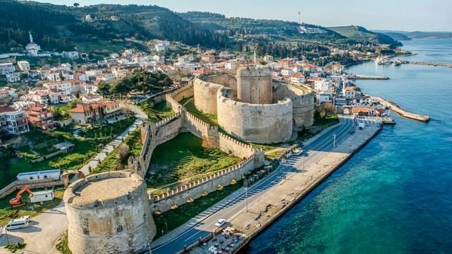 <p><span style="color:#B22222"><strong>&Ccedil;ANAKKALE</strong></span></p>

<p>Hem Marmara hem Ege'ye kıyısı var.</p>

<p>&Ccedil;anakkale, Marmara B&ouml;lgesi'nde bulunuyor.</p>
