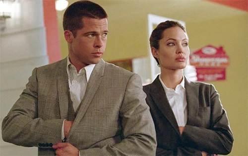 <p><strong><span style="color:#A52A2A">ANGELİNA YILLAR &Ouml;NCE KİDMAN'I ALT ETMİŞTİ</span></strong></p>

<p><strong>Kidman'ın Scarpetta rol&uuml;n&uuml; alarak Jolie ile mesleki anlamda tekrar karşı karşıya gelmesi yıllar &ouml;nce yaşananları akıllara getirdi. Jolie de yıllar &ouml;nce 'Bay ve Bayan Smith' filminde yapımcıların tercihiyle Nicole Kidman'ı ge&ccedil;ip rol&uuml; kapmıştı.</strong></p>
