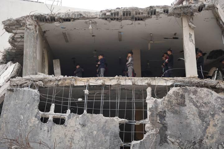 Gazzeliler cami enkazında Cuma namazı kıldı