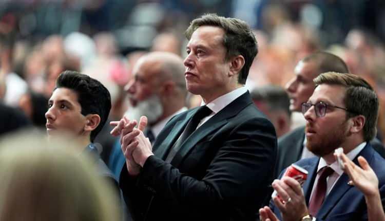 <p>Haberde; Vanity Fair dergisinin Musk'un bir akşam yemeğinde Zuckerberg'i Epstein ile tanıştırdığını yazdığı aktarıldı.</p>
