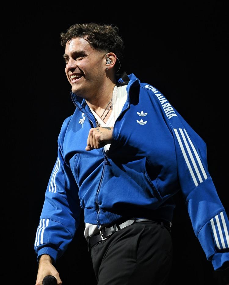 <p><span style="color:#B22222"><strong>PES ETMEYEREK KONSERE DEVAM ETTİ</strong></span></p>

<p><strong>Sağlık ekiplerinin m&uuml;dahelelerinin ardından kolu askıya alınan ve ağrı kesici iğne yapılan Delaossa, konseri yarıda bırakmak yerine hayranlarının karşısına &ccedil;ıkarak konserine devam etti.</strong></p>
