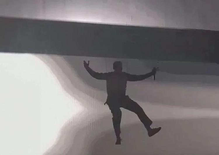 <p><span style="color:#B22222"><strong>20 METREDEN D&Uuml;ŞT&Uuml;</strong></span></p>

<p><strong>31 Ocak 2026 Cumartesi g&uuml;n&uuml; <span style="color:#B22222">Movistar Arena</span>'da sahne alan &uuml;nl&uuml; rap&ccedil;i, yaklaşık 20 metre y&uuml;ksekliktek​i platformdan aşağı atlamayı hazırlandığı sırada emniyet kemerinin kopmasıyla dengesini kaybederek yere &ccedil;akıldı.</strong></p>
