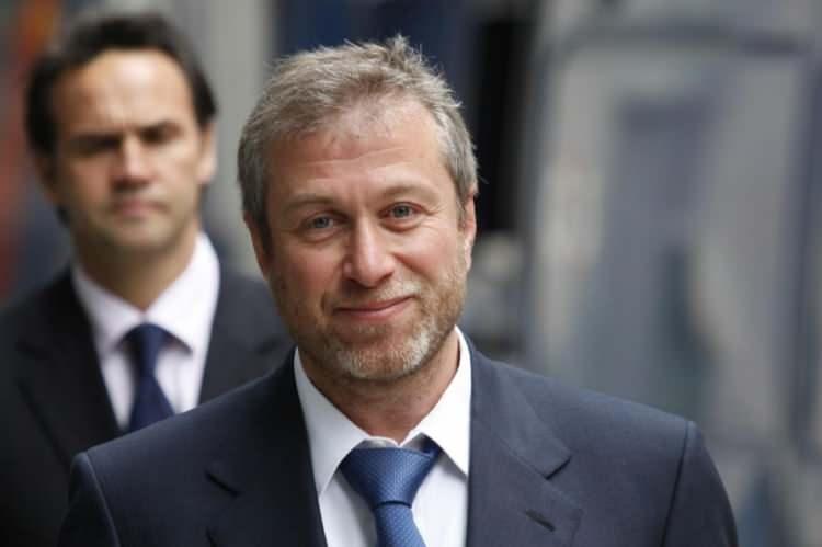 <p><span style="color:inherit"><strong><span style="color:rgb(178, 34, 34)">45)&nbsp; ROMAN ABRAMOVİ&Ccedil;</span>&nbsp;| 9,2 MİLYAR DOLAR - İş insanı</strong></span></p>

<p><span style="color:inherit">&nbsp;</span></p>

<p><span style="color:inherit">Roman Abramovi&ccedil;, Rus milyarder iş insanı olarak enerji, &ccedil;elik ve yatırım sekt&ouml;rlerinde servet sahibi olmuştur. Ayrıca uzun yıllar Chelsea Futbol Kul&uuml;b&uuml;&rsquo;n&uuml;n sahibi olarak spor d&uuml;nyasında da tanınmıştır.</span></p>

<p><span style="color:inherit">&nbsp;</span></p>

<p><span style="color:inherit"><span style="color:rgb(178, 34, 34)"><strong>İsrail bağlantısı:&nbsp;&nbsp;</strong></span>Yahudi kimliğiyle tanınıyor. Doğrudan mali bağları zayıf olsa da, İsrail yanlısı politikaları destekleyen a&ccedil;ıklamalarıyla biliniyor.</span></p>

<p>&nbsp;</p>
