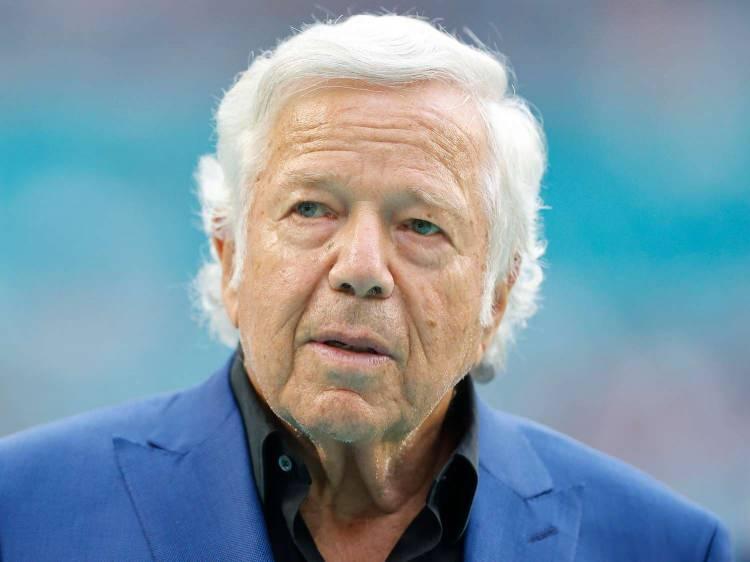 <p><strong><span style="color:rgb(178, 34, 34)">39)&nbsp; ROBERT KRAFT&nbsp;</span>| 11,8 MİLYAR DOLAR</strong></p>

<p>&nbsp;</p>

<p>Robert Kraft, Amerikan futbolu takımı New England Patriots&rsquo;un sahibi olarak tanınıyor ve spor sekt&ouml;r&uuml;ndeki yatırımlarıyla dikkat &ccedil;ekiyor. Serveti, aynı zamanda kağıt ve ambalaj end&uuml;strisindeki başarılı iş girişimlerinden geliyor.</p>
