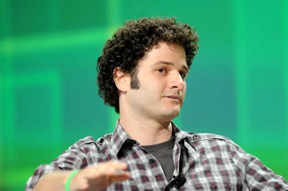 <p><strong><span style="color:rgb(178, 34, 34)">27)&nbsp; DUSTIN MOSKOVITZ&nbsp;</span>&nbsp;|&nbsp; 17 MİLYAR DOLAR</strong></p>

<p>&nbsp;</p>

<p>Dustin Moskovitz, Facebook&rsquo;un kurucularından biri olarak teknoloji d&uuml;nyasında tanınıyor ve Asana ile iş verimliliği yazılımlarına &ouml;nc&uuml;l&uuml;k ediyor. Serveti, sosyal medya ve yazılım girişimlerinden elde ettiği b&uuml;y&uuml;k kazan&ccedil;lardan kaynaklanıyor.</p>
