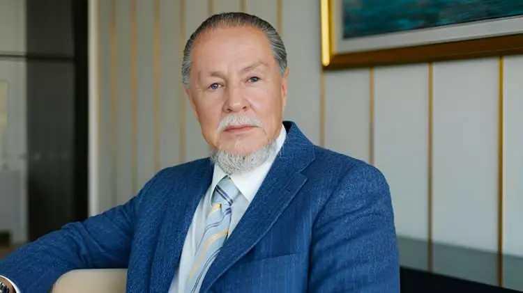 <p><strong><span style="color:rgb(178, 34, 34)">16)&nbsp; EYAL OFER&nbsp;</span>| 28,2 MİLYAR DOLAR</strong></p>

<p>&nbsp;</p>

<p>Eyal Ofer, İsrailli iş insanı ve deniz taşımacılığı, enerji ve gayrimenkul alanlarında b&uuml;y&uuml;k yatırımlara sahip bir milyarder. Serveti, uluslararası ticaret ve stratejik iş girişimlerinden kaynaklanıyor.</p>
