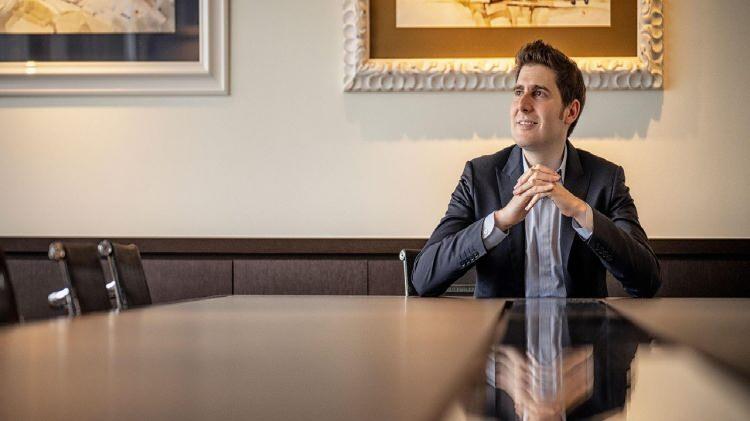 <p><strong><span style="color:rgb(178, 34, 34)">12)&nbsp; EDUARDO SAVERIN</span>&nbsp;| 34,5 MİLYAR DOLAR&nbsp; -&nbsp; Girişimci</strong></p>

<p>&nbsp;</p>

<p>Eduardo Saverin, Facebook&rsquo;un kurucu ortaklarından biri olarak teknoloji d&uuml;nyasında tanınıyor. Serveti, sosyal medya platformundaki erken yatırım ve hisselerinden elde ettiği kazan&ccedil;lardan kaynaklanıyor.</p>
