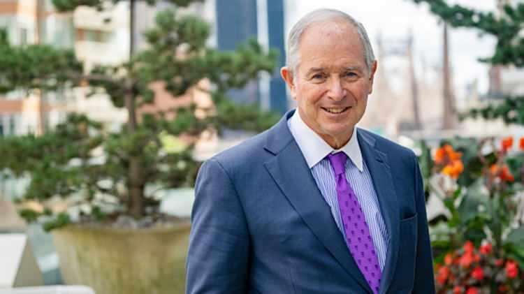 <p><strong><span style="color:rgb(178, 34, 34)">9)&nbsp; STEPHEN SCHWARZMAN</span>&nbsp;| 44,4 MİLYAR DOLAR</strong></p>

<p><br />
Stephen Schwarzman, &ouml;zel sermaye devi Blackstone Group&rsquo;un kurucu ortağı olarak finans d&uuml;nyasında tanınıyor. Serveti, b&uuml;y&uuml;k &ouml;l&ccedil;ekli yatırım ve satın alma işlemlerindeki başarılarından kaynaklanıyor.</p>
