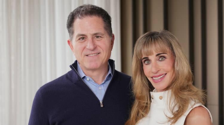 <p><strong><span style="color:rgb(178, 34, 34)">7)&nbsp; MICHAEL DELL&nbsp;</span>&nbsp;|&nbsp; 97 MİLYAR DOLAR - Teknoloji</strong></p>

<p>&nbsp;</p>

<p>Michael Dell, d&uuml;nyanın en b&uuml;y&uuml;k teknoloji şirketlerinden biri olan Dell Technologies&rsquo;in kurucusu ve CEO&rsquo;sudur. Serveti, bilgisayar donanımı, yazılım ve teknoloji yatırımlarındaki başarılardan kaynaklanıyor.</p>
