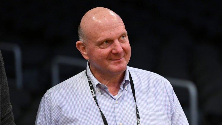 <p><strong><span style="color:rgb(178, 34, 34)">5)&nbsp; STEVE BALLMER&nbsp;</span>&nbsp;|&nbsp; 118 MİLYAR DOLAR - Teknoloji</strong></p>

<p>&nbsp;</p>

<p>Steve Ballmer, Microsoft&rsquo;un eski CEO&rsquo;su ve NBA takımı Los Angeles Clippers&rsquo;ın sahibi olarak tanınıyor. Serveti, teknoloji sekt&ouml;r&uuml;ndeki uzun yıllar s&uuml;ren liderliği ve spor yatırımlarından kaynaklanıyor.</p>
