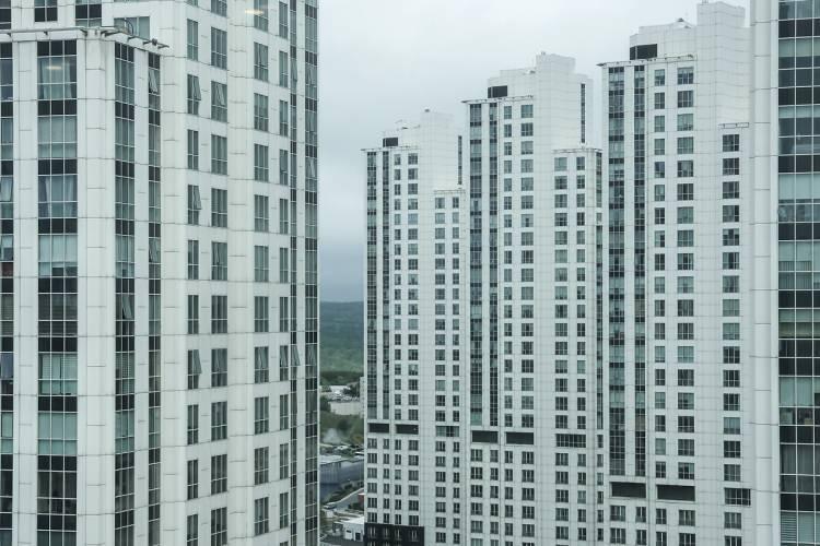 <p><span style="color:#B22222"><strong>EN PAHALI İL&Ccedil;ELER</strong></span></p>

<p>İl&ccedil;eler bazında bakıldığında, en pahalı il&ccedil;eler ve ortalama metrekare satış fiyatları Ocak 2026&rsquo;da ş&ouml;yle &ouml;l&ccedil;&uuml;ld&uuml;:</p>
