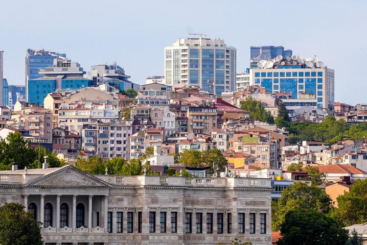 <p><span style="color:#B22222"><strong>ZİRVE DEĞİŞMEDİ</strong></span></p>

<p>Beşiktaş, Kadık&ouml;y, Sarıyer ve Bakırk&ouml;y, İstanbul&rsquo;un en pahalı il&ccedil;eleri olmaya devam etti.</p>

<p>Beşiktaş ve Kadık&ouml;y&rsquo;de ortalama fiyatların &ouml;nemli bir eşik olan 150 bin TL barajını aşması da dikkatlerden ka&ccedil;madı.</p>

<p>En pahalı il&ccedil;eler listesinde Anadolu ve Avrupa yakasından 5&rsquo;er il&ccedil;e yer aldı.</p>
