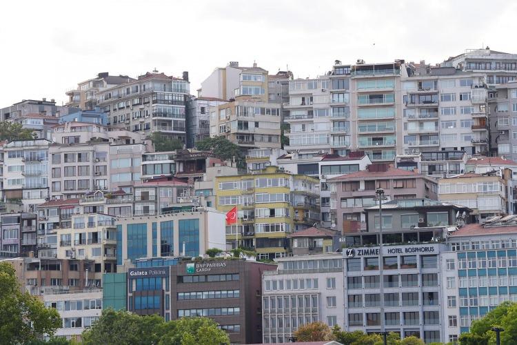 <p><span style="color:#B22222"><strong>ESENYURT FAKT&Ouml;R&Uuml;</strong></span></p>

<p>İstanbul&rsquo;un y&uuml;ksek konut arzı ile &ouml;ne &ccedil;ıkan il&ccedil;esi Esenyurt, ocakta da &ldquo;en ucuz&rdquo; konumunu s&uuml;rd&uuml;rd&uuml;.</p>

<p>İl&ccedil;ede metrekare satış fiyatının, il ortalamasının yarısına gerilemesi dikkat &ccedil;ekiyor. Esenyurt&rsquo;tan sonra gelen il&ccedil;elerin fiyatının, 10 bin TL ve &uuml;zerinde fiyat artışına y&ouml;neldiği g&ouml;r&uuml;l&uuml;yor.</p>

<p>Mega kentin batısı, konut fiyatlarının daha d&uuml;ş&uuml;k olduğu b&ouml;lge olarak &ouml;ne &ccedil;ıkıyor.</p>
