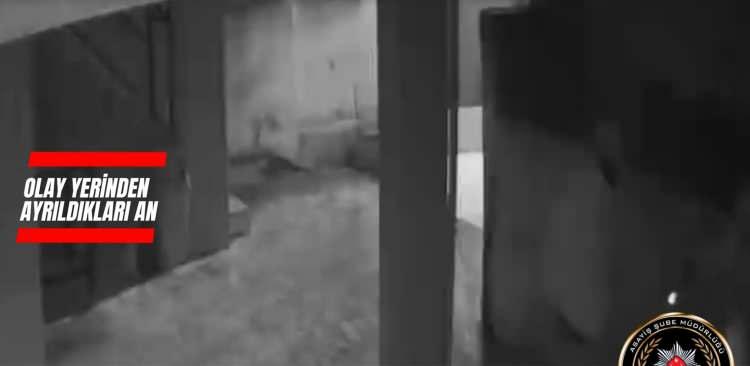 <p>Polis ekiplerinin Ş.Y.K.'nın mahalleden arkadaşları olduğu &ouml;ğrenilen ş&uuml;phelilere, <span style="color:#A52A2A"><strong><em>evde babasına ait &ccedil;elik kasada altın ve para bulunduğunu s&ouml;ylediği, ardından ş&uuml;phelilerin hırsızlık amacıyla eve girdiği ihtimali &uuml;zerinde durduğu &ouml;ğrenildi.</em></strong></span></p>

<p>&nbsp;</p>

<p>Kavurt'un &ccedil;elik kasayı almaya &ccedil;alışan ş&uuml;phelilerin seslerini duyup uykusundan uyandığı ve m&uuml;dahale etmek isterken bı&ccedil;aklandığı kaydedildi.</p>
