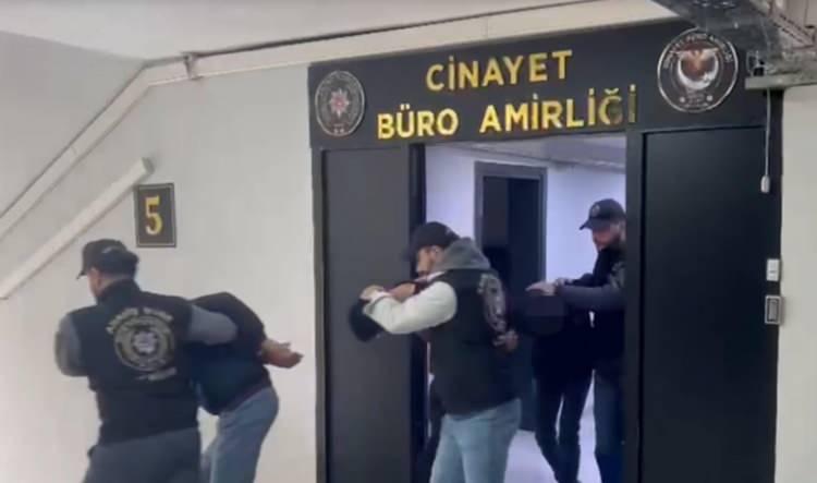 <p>Emniyetteki işlemlerinin ardından 29 Aralık'ta adliyeye sevk edilen ş&uuml;phelilerden A.M.S., H.Ş., R.T. ve H.A. (52) tutuklandı. Kavurt'un oğlu Ş.Y.K., diğer H.A. ve H.E. ise adli kontrol şartıyla serbest bırakıldı.&nbsp;</p>

<p>&nbsp;</p>

<p>KAYNAK: DHA</p>
