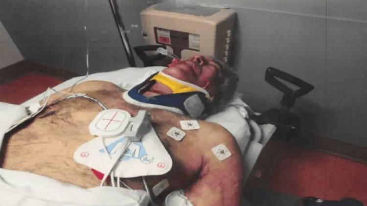 <p>Bazı fotoğraflarda Epstein&rsquo;ın y&uuml;z&uuml;n&uuml;n şişmiş ve kızarmış olduğu, boynunda doğa&ccedil;lama bir ilmeğin a&ccedil;tığı derin kesiklerin bulunduğu g&ouml;r&uuml;l&uuml;yor. Belgelerde, Epstein&rsquo;ın tiroit kıkırdağının (gırtlak) neredeyse tamamen kırıldığı da kayda ge&ccedil;iriliyor.</p>

<p>&nbsp;</p>
