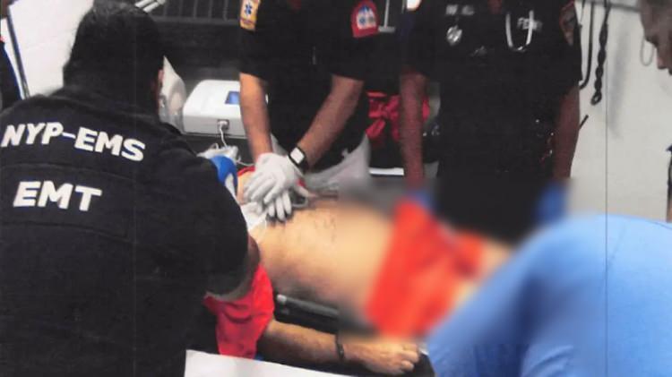 <p><span style="color:#B22222"><strong>HASTANEYE SEVK VE &Ouml;L&Uuml;M SAATİ</strong></span></p>

<p>Epstein, cezaevinin ikinci katındaki sağlık b&ouml;l&uuml;m&uuml;ne g&ouml;t&uuml;r&uuml;ld&uuml;, hem g&ouml;revli subay hem de hemşire tarafından kalp masajı yapıldı ancak nabız alınamadı.</p>

<p>Daha sonra ambulansla Beekman Hastanesi&rsquo;ne sevk edilen Epstein&rsquo;ın resmi &ouml;l&uuml;m saati 07.36 olarak kayıtlara ge&ccedil;ti.</p>
